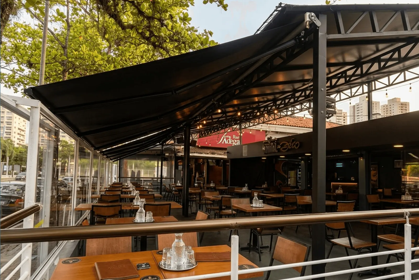 Toldo em área externa de restaurante